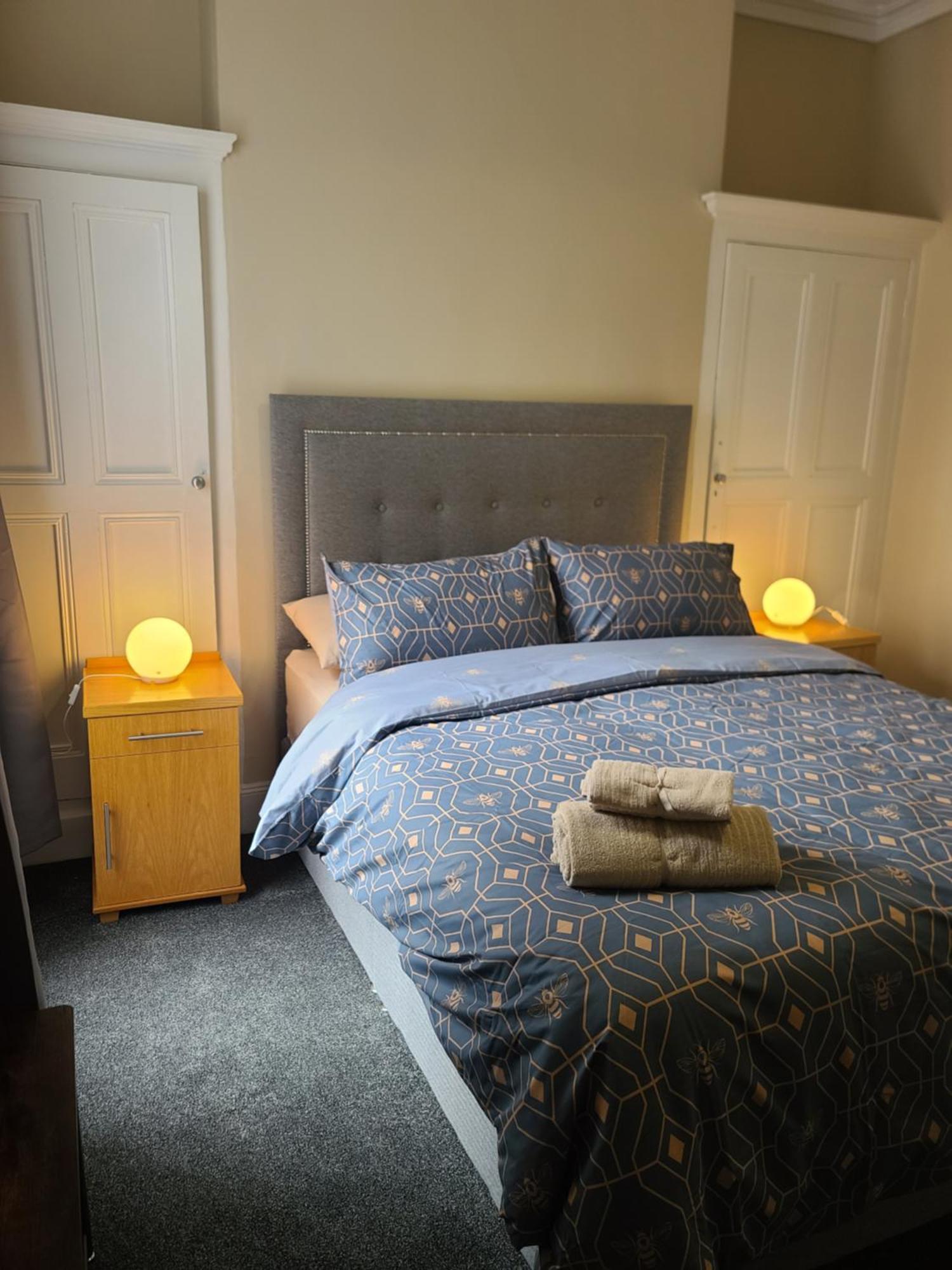 Roskeen Townhouse Belfast Bagian luar foto